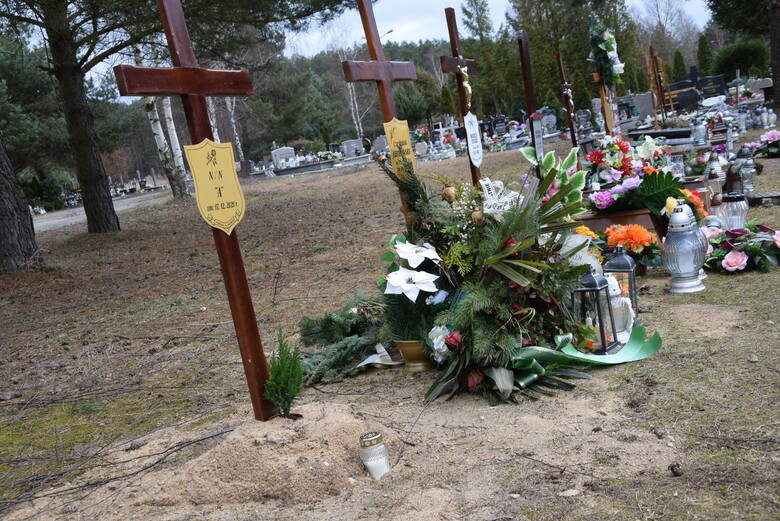Dwa smutne groby na cmentarzu w Nowej Soli, N/N "A" i "B". Bez kwiatów, wieńców. Był jeden znicz