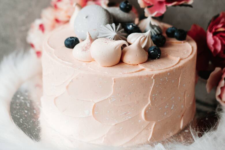 Tort z kremem i różowym lukrem był wymarzonym, urodzinowym prezentem Kłapouchego, jednego z mieszkańców Stumilowego Lasu znanego z powieści "Kubuś