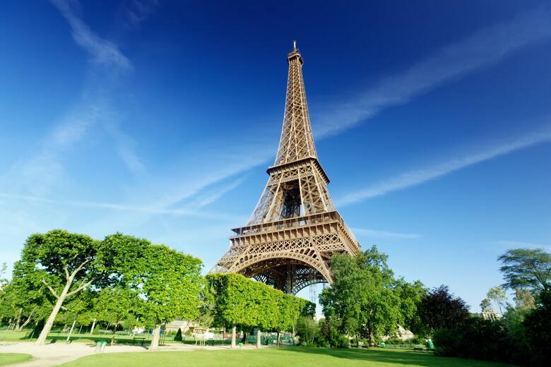 Kupno kart turystycznych pozwala na tanie zwiedzania atrakcji Paryża, oszczędzanie na wstępie do muzeów i jeździe środkami komunikacji miejskiej.