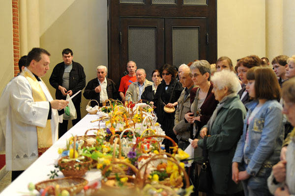 Przed południem w archikatedrze pokarmy święcił ks. Wojciech Żelewski.<br>