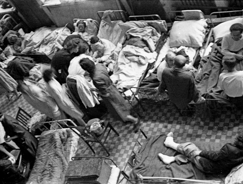Ranni leżący na korytarzu powstańczego szpitala, prawdopodobnie w budynku PKO, sierpień 1944 r.