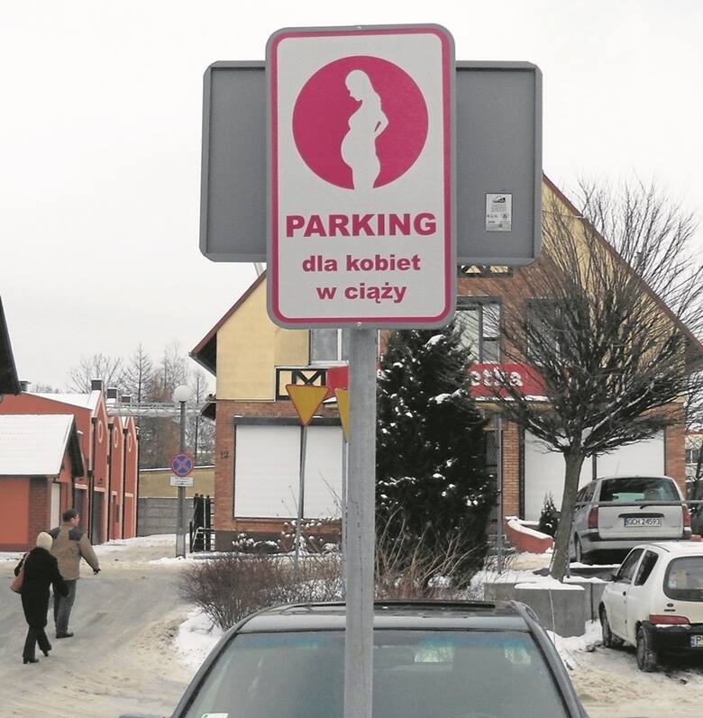 Miejsca parkingowe dla kobiet w ciąży stworzono już w Chojnicach Fot: Sylwia Cisoń