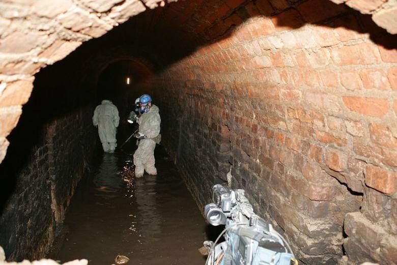 Wnętrze tajemniczego tunelu, którego badacze weszli w 2012 r. 
