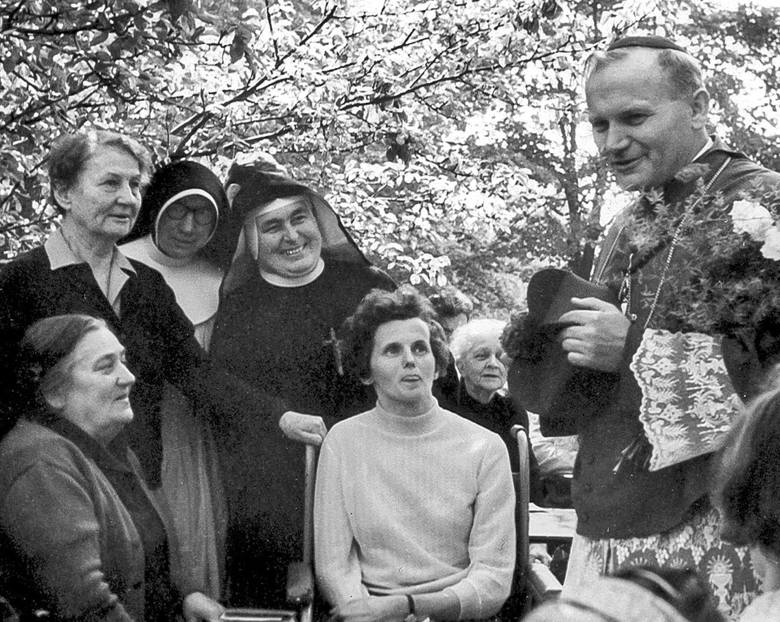Spotkanie kard. Wojtyły z chorymi. Hanna Chrzanowska stoi pierwsza z lewej. Na mniejszej fotografii Hanna w młodości