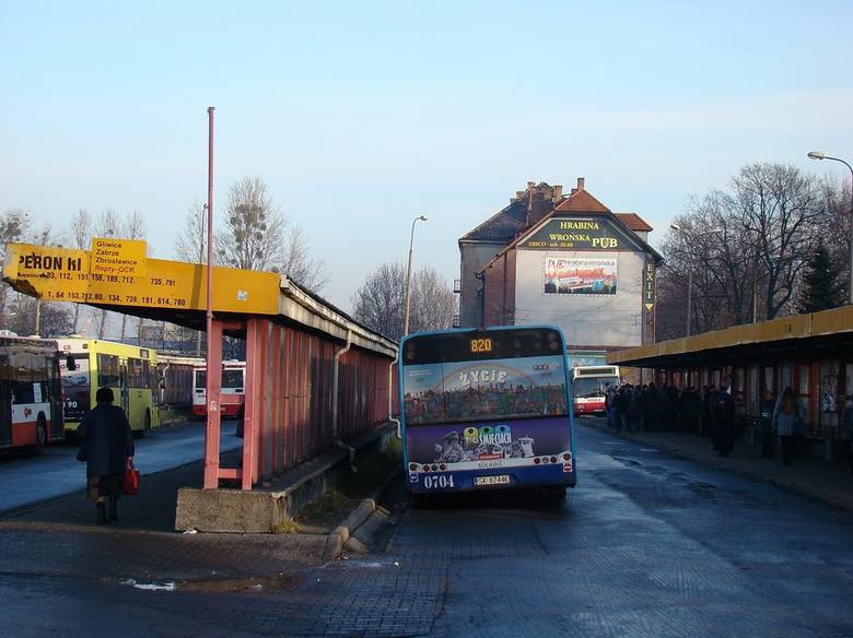 820 na starym dworcu autobusowym w Tarnowskich Górach
