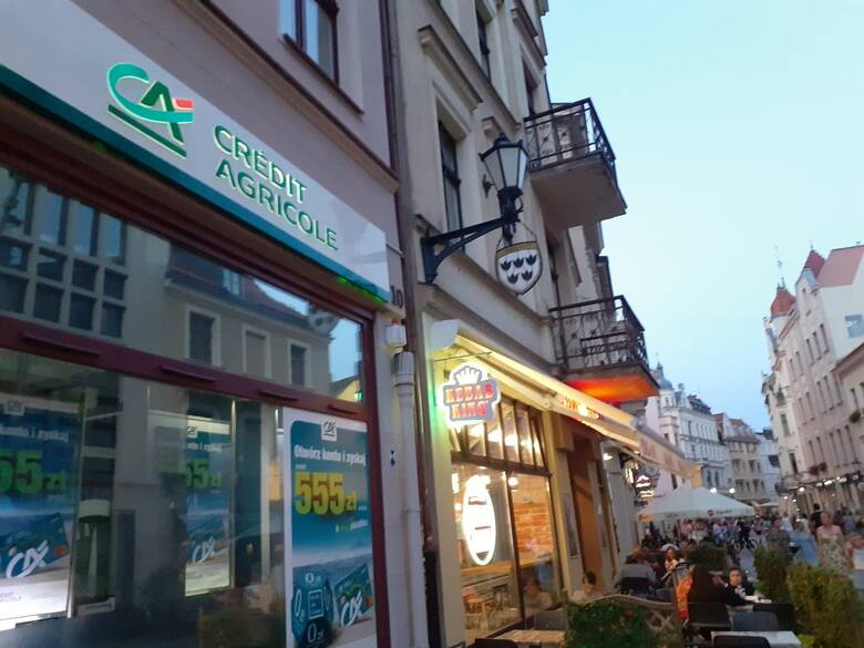 Bank Credit Agricole na starówce w Toruniu.