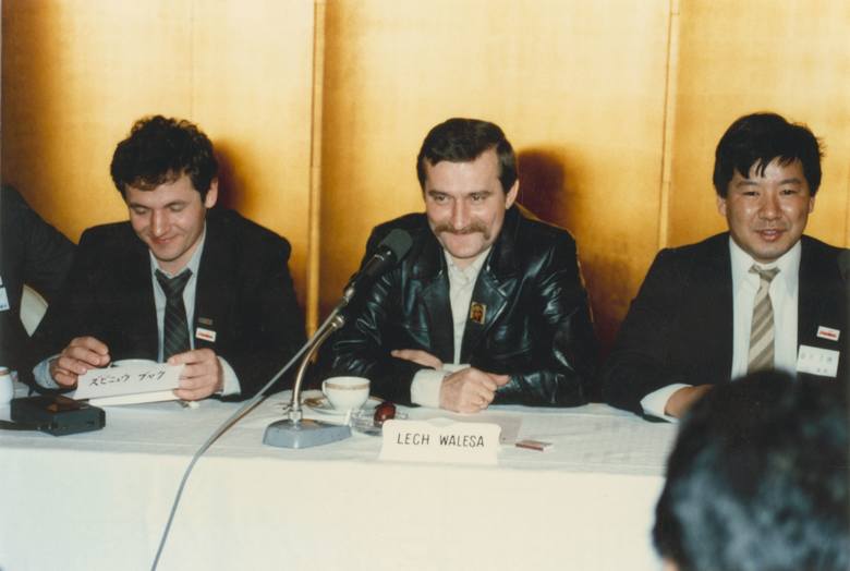 Lech Wałęsa z Yoshiho Umedą podczas pobytu w Japonii w 1981 roku