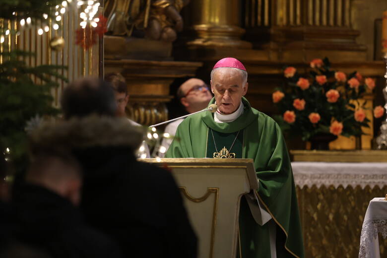Biskup Marian Florczyk odprawił mszę świętą w kościele Trójcy Świętej w Kielcach. Uczestniczyli w niej członkowie zespołu Uśmiech.