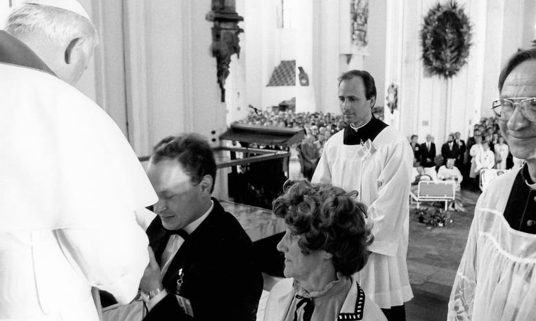 Spotkanie papieża z chorymi w bazylice Mariackiej w 1987 r. Z prawej  - ks. Eugeniusz Dutkiewicz, twórca gdańskiego hospicjum
