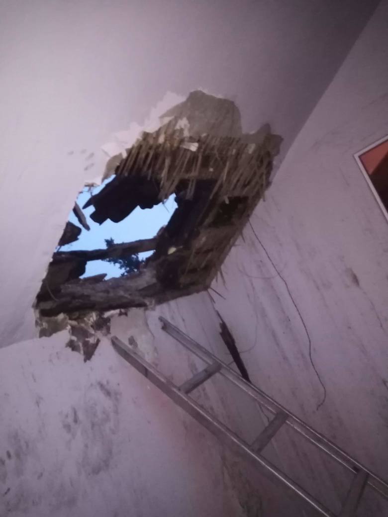 Pożar dachu sprawił, że doszło do zniszczenia pokoju 17-latki z Gubina. Trwa zbi&oacute;rka pieniędzy na meble. A kiedy zostanie załatana dziura w dachu?