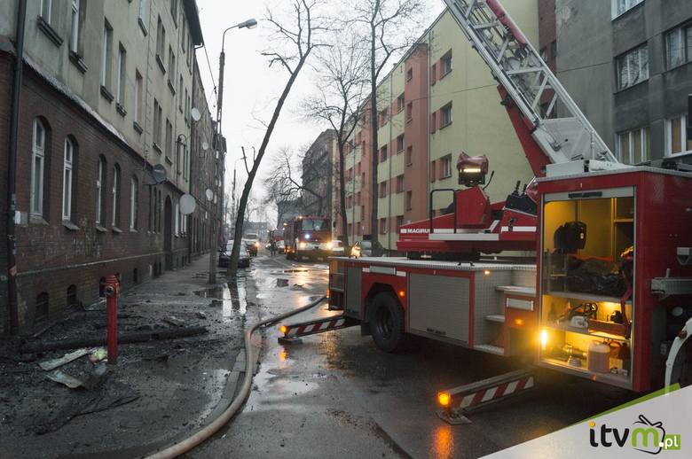 Tragiczny pożar kamienicy w Mysłowicach: 1 osoba nie żyje. 5 osób ewakuowanych z dachu