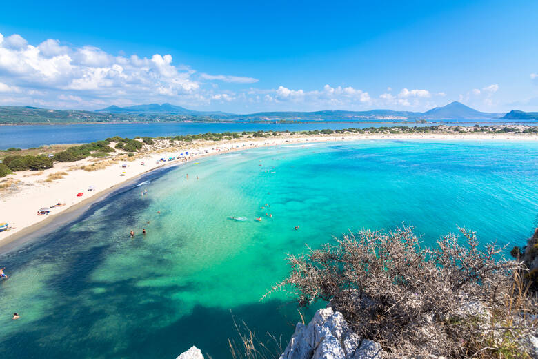 Widok na śliczną plażę w Grecji