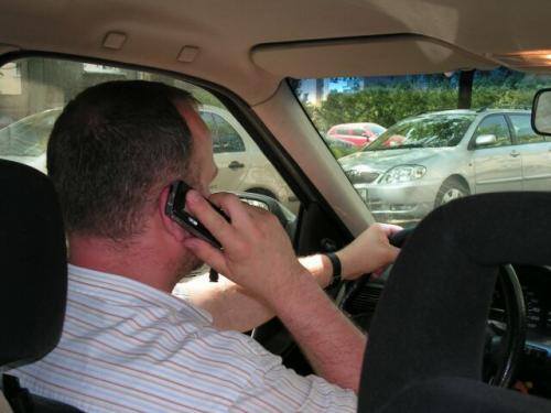 Fot. Maciej Pobocha: Rozmowa przez telefon komórkowy w trakcie jazdy bez specjalnego zestawu jest zabroniona. Grozi za nią mandat 200 zł i 2 punkty
