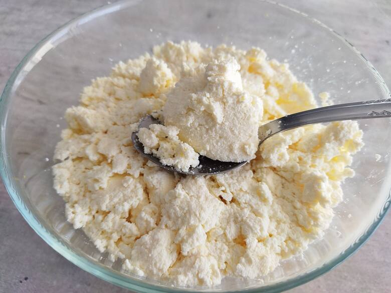 Domowy ser na sernik jest pyszny i zdrowy. Zobacz dokładne wskazówki, jak go zrobić. Kliknij w galerię i przesuwaj zdjęcia strzałkami lub gestem