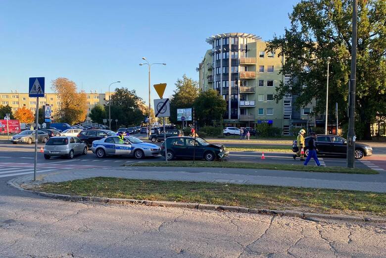 W Bydgoszczy na ulicy Magnuszewskiej w piątek, 8 października, doszło do kolizji dwóch samochodów osobowych.