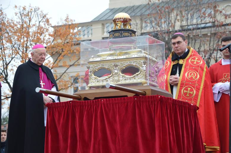 Adoracja relikwii świętej Wiktorii, patronki miasta i diecezji łowickiej [ZDJĘCIA]