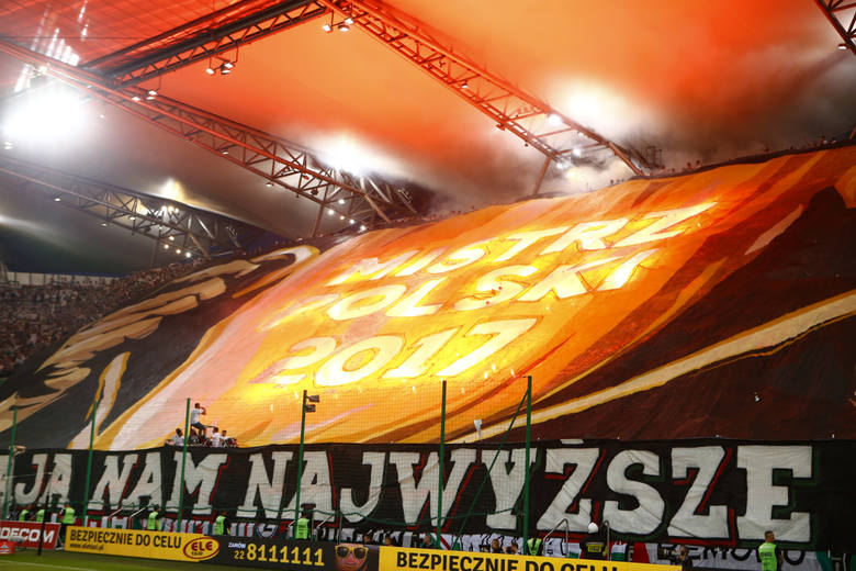 W środowy wieczór na stadionie przy Łazienkowskiej Legia rywalizuje w klasyku z poznańskim Lechem. Zobacz zdjęcia kibiców podczas hitowego spotkania 34. kolejki Ekstraklasy!