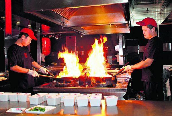 Wielki ogień to podstawa chińskiej kuchni. <br>Na zdjęciu - kuchnia w cenionej <br>nie tylko przez Azjatów łódzkiej restauracji <br>na Manhattanie. 