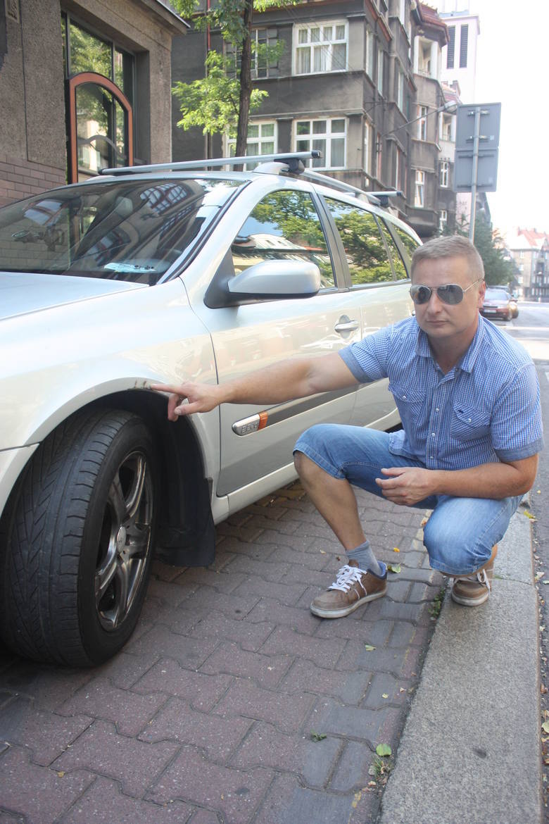 Krystian Jabloński ruszył w pościg za pijanym kierowcą. Jego samochód marki renault został uszkodzony