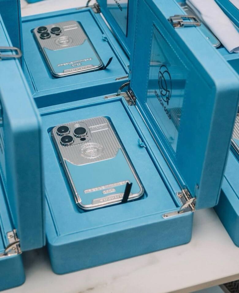 De Bruyne podarował kolegom z Manchesteru City platynowe iPhone'y. Nowy gadżet dla Phillipsa przydatny, ale na Alvarezie nie robi wrażenia