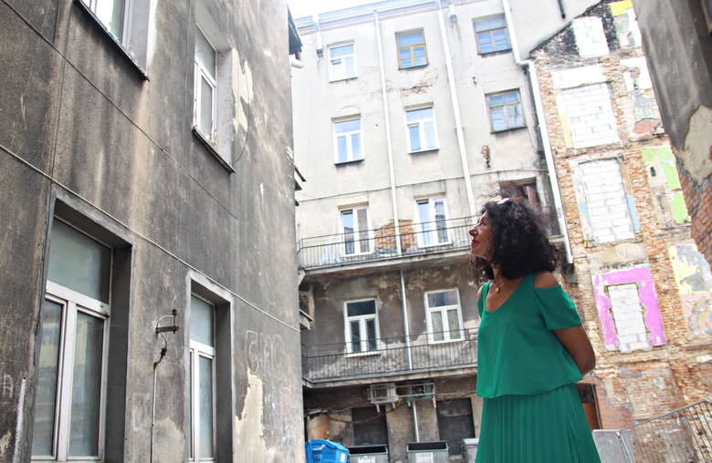 Zofia Sznajdman-Rydz na ulicy Lubartowskiej, gdzie kiedyś mieszkała jej rodzina.<br /> 