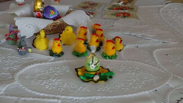 Wielkanocne ozdoby powstały w klubie seniora "Wrzos" w Barcinie. Haftowane serwetki to dzieło Jadwigi Dziurgieli.    
