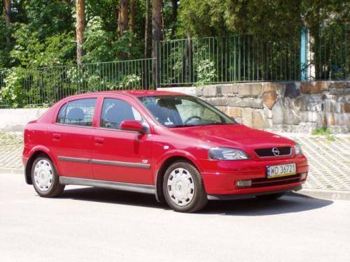 Fot. Ryszard Polit: Produkowany w Gliwicach Opel Astra II swoje najlepsze lata ma już za sobą , ale jest większy od Polo, co też jest pewną zaletą.