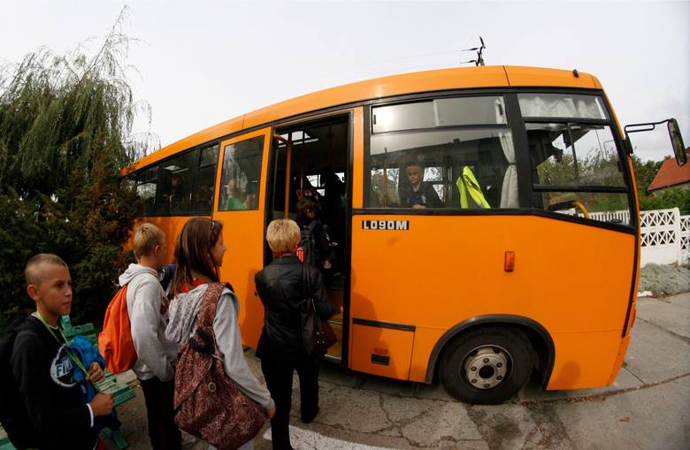 Kolejne kontrole autobusów szkolnych dowodzą, że stan techniczny wielu z nich jest tragiczny. Co czwarty dowód rejestracyjny zostaje zatrzymany.