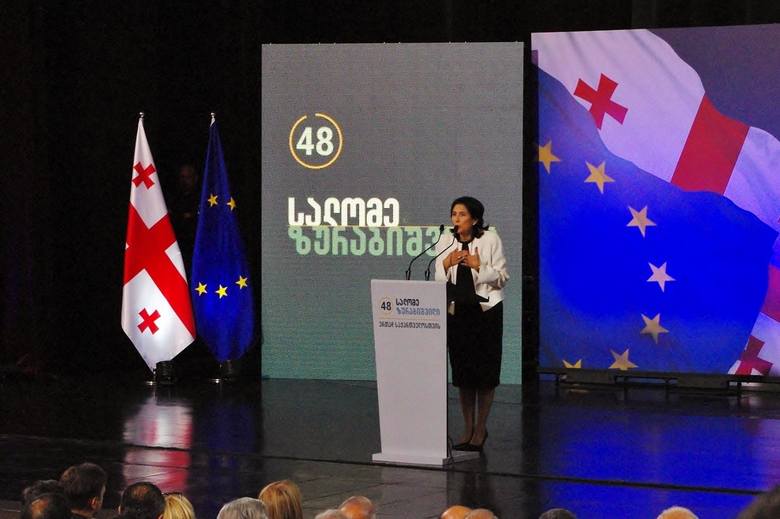 Spotkanie przedwyborcze Salome Zurabiszwili, nowej prezydent Gruzji. Urodziła się w Paryżu w rodzinie gruzińskich emigrantów politycznych. Pracowała we francuskiej dyplomacji. W 2004 roku została szefem MSZ Gruzji, później kontynuowała karierę polityczną w Gruzji.