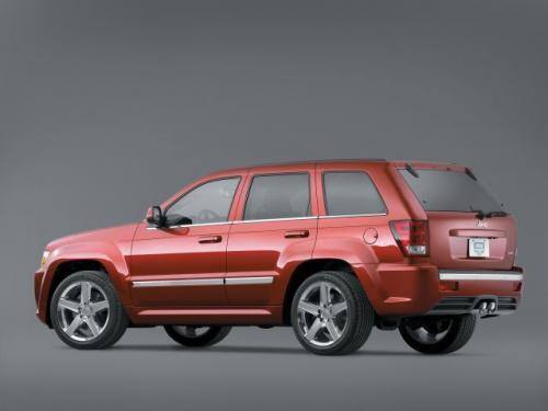 Fot. DaimlerChrysler: – Silnik Jeepa Grand Cherokee SRT8 ma 6,1 l pojemności i rozwija moc 415 KM. Samochód osiąga „setkę” w czasie poniżej 5 sekund