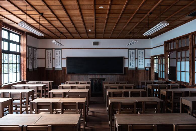 Tradycyjna sala lekcyjna w japońskiej szkole.