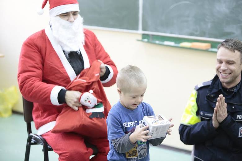 Policyjny Mikołaj wręczał prezenty w Skierniewicach
