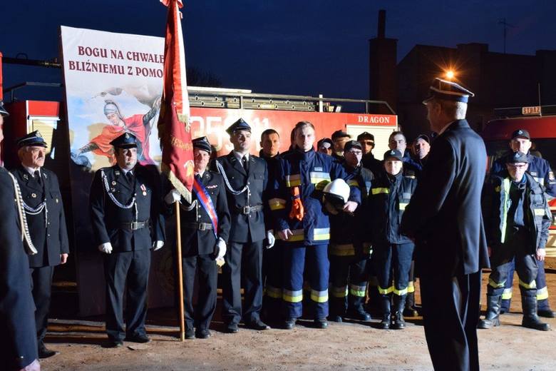 Jednostka Ochotniczej Straży Pożarnej w Skierniewicach podczas uroczystości z okazji 1050. rocznicy chrztu Polski na placu św. Floriana