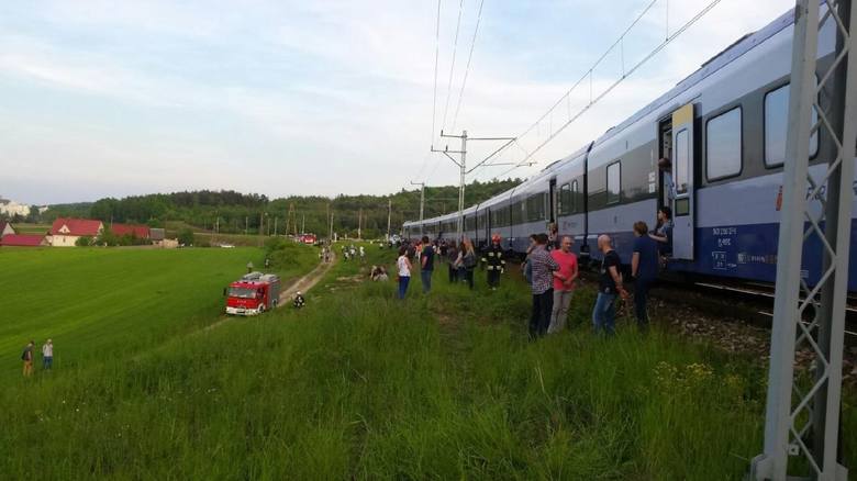 Pasażerowie pociągu „Orłowicz” z Krakowa do Olsztyna mieli w podróży trzygodzinna przerwę. Na pierwszym planie mężczyźni, którzy natychmiast po wypadku