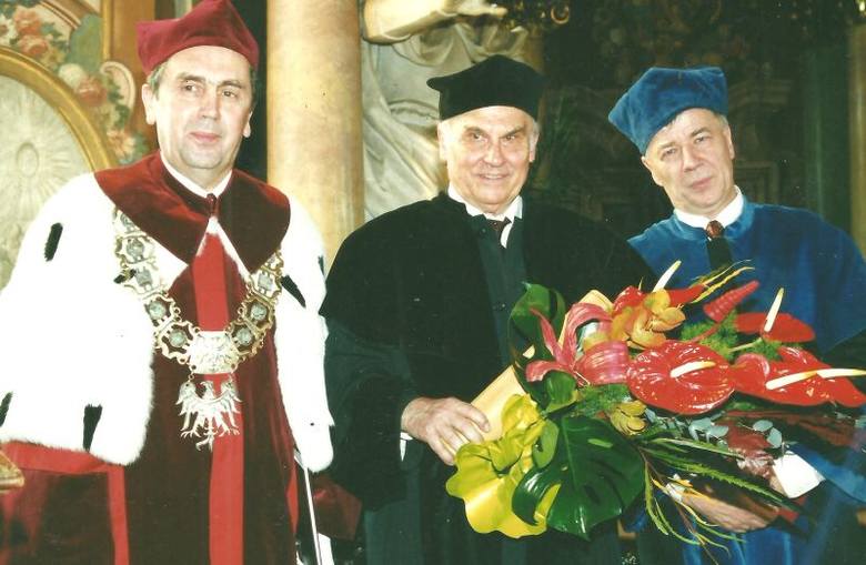 Prof. Romuald Gelles – rektor Uniwersytetu Wrocławskiego, Ryszard Kapuściński – doktor honoris causa tej uczelni i prof. Jan Miodek – promotor Kapuścińskiego po uroczystości w Auli Leopoldyńskiej, listopad 2001