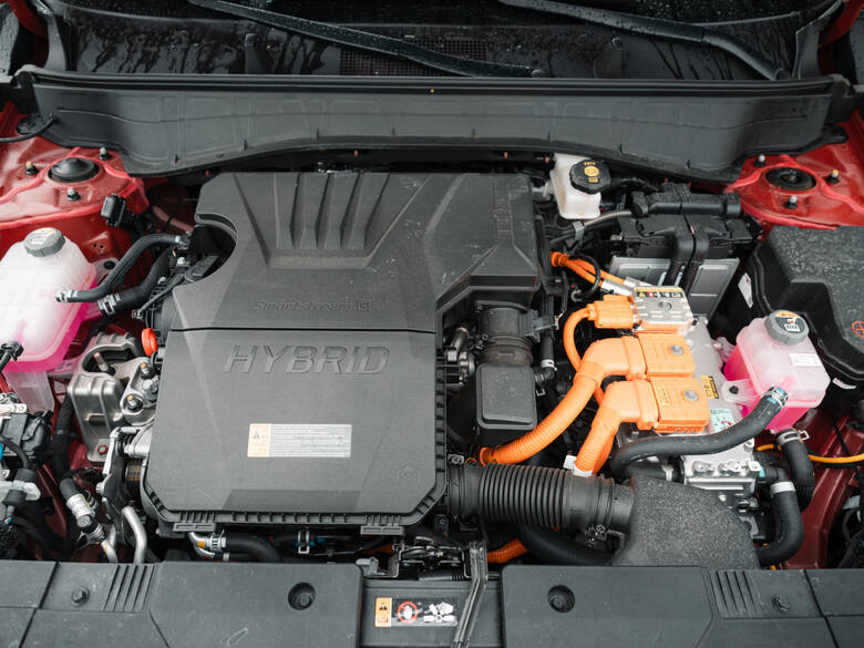 Hyundai Kona w wersji hybrydowej na pewno nie podbije serc miłośników sportowej jazdy, ale do takich celów mamy inne odmiany np. 1.6 T-GDI o mocy 198