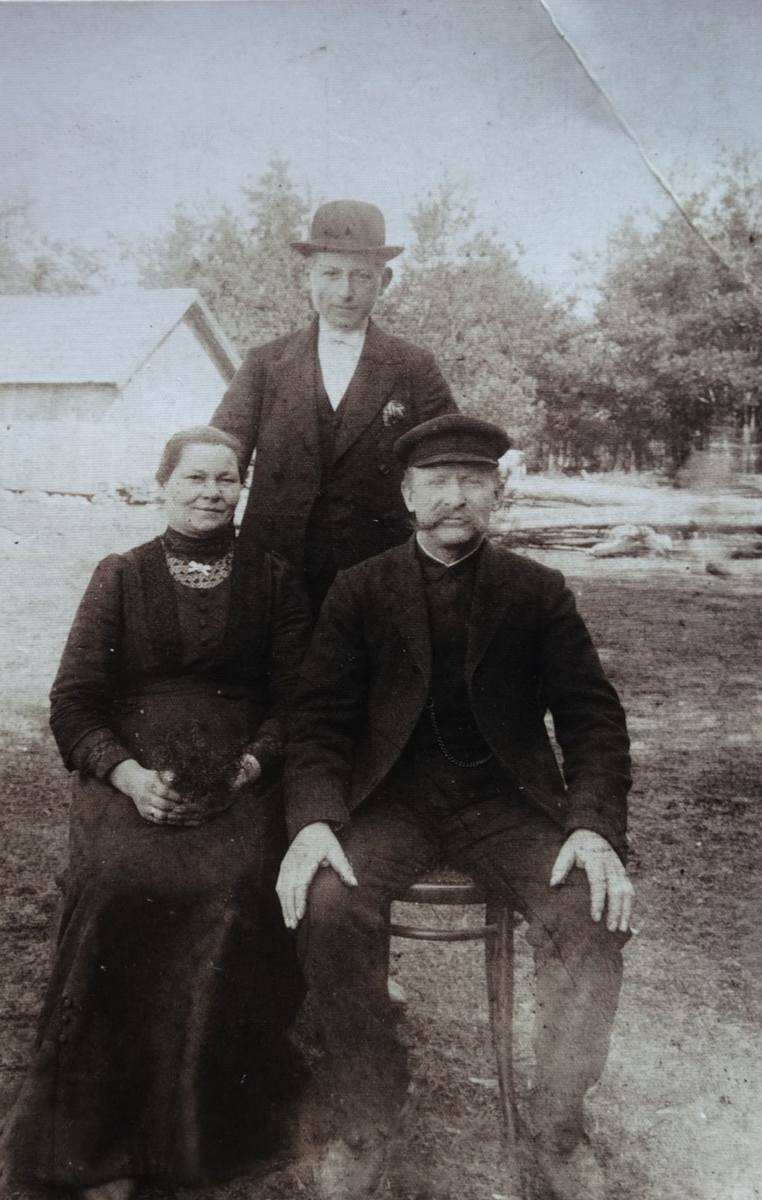 Dorota i Jakub Zapatka z synem Józefem, uczestnikiem tajnej misji do Paryża w 1919 r. Wagenfeld, ob. Olędry