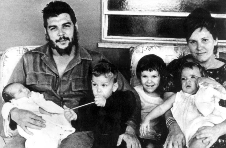 Che Guevara z żoną i dziećmi na Kubie (1966)