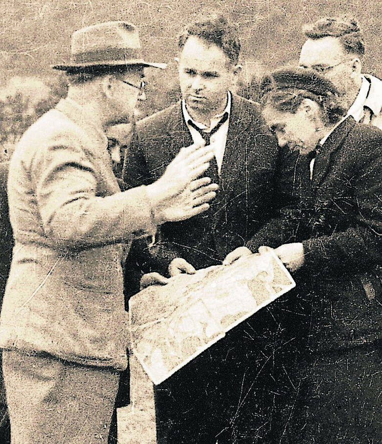 Sierpień 1954 r. Jan Wyżykowski (w środku) śledzi formację miedzionośną cechsztynu