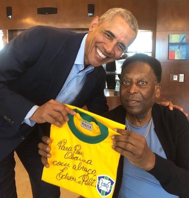Barack Obama odbiera pamiątkową koszulkę z dedykacją Pelego