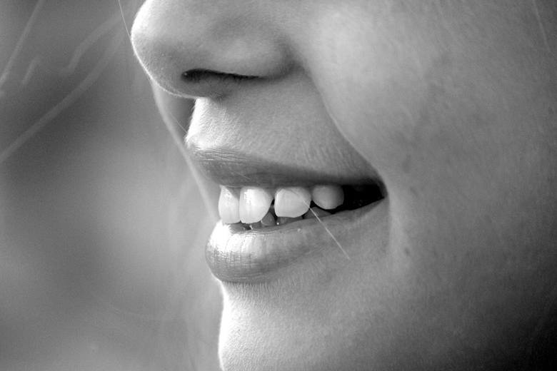 <strong>MIT nr 6. </strong>Niektórzy uważają, że <i>grzyba trującego można poznać po zapachu</i>. Jadalne grzyby potrafią wydzielać nieprzyjemny zapach, a na przykład muchomor sromotnikowy ma ma obojętny zapach dla naszego nosa.