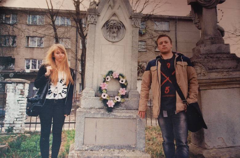Maja i Michał Próchniccy na polskim cmentarzu w Złoczowie przy grobie swego  prapradziadka Stanisława Maly’ego - prawnika, rok 2013. 