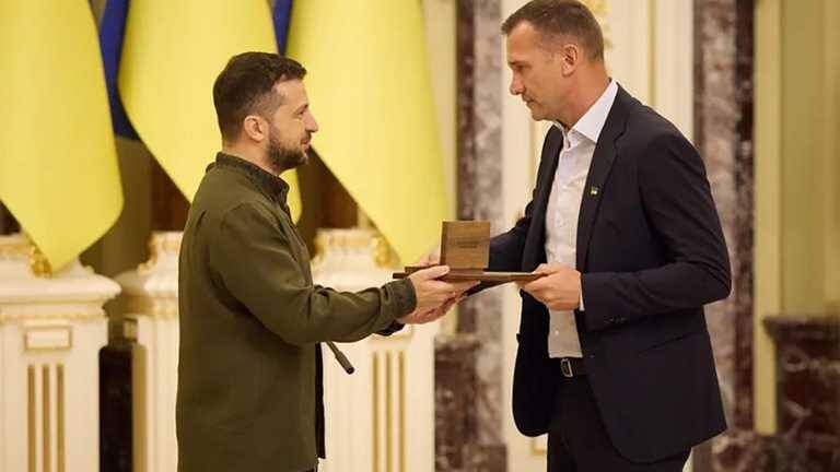 Prezydent Ukrainy, Wołodymyr Zełenski i legenda ukraińskiej piłki nożnej Andrij Szewczenko
