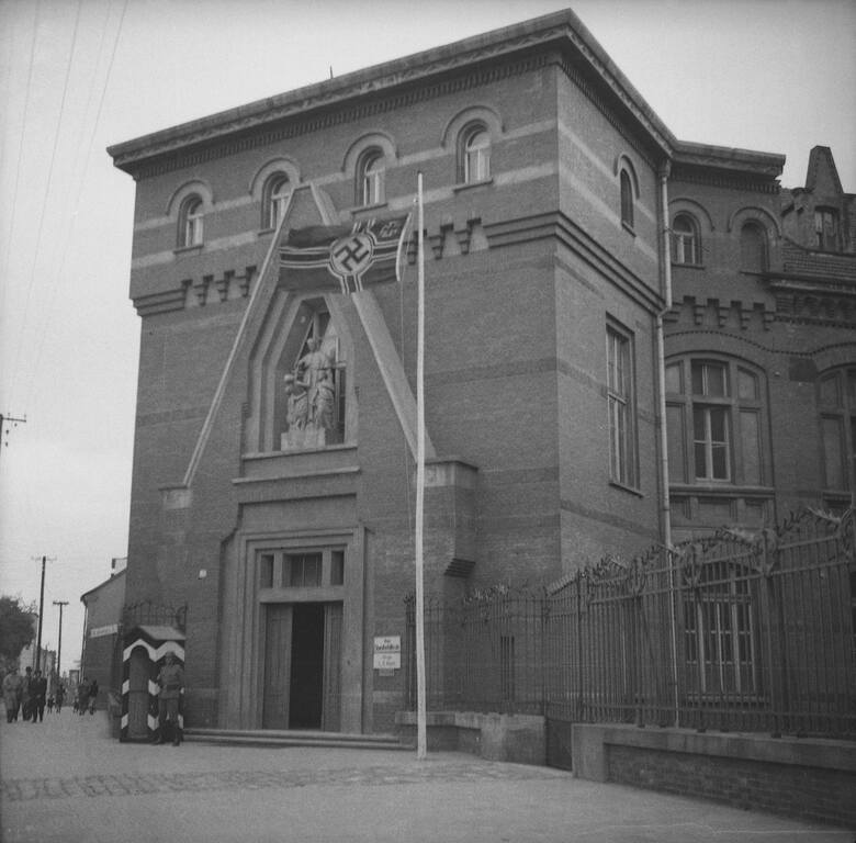 fotografia ulicy Jagiełły (ok. 1940). Na zdjęciu budynek Szkoły Salezjańskiej przejęty przez Niemców m.in. na potrzeby szpitala wojskowego