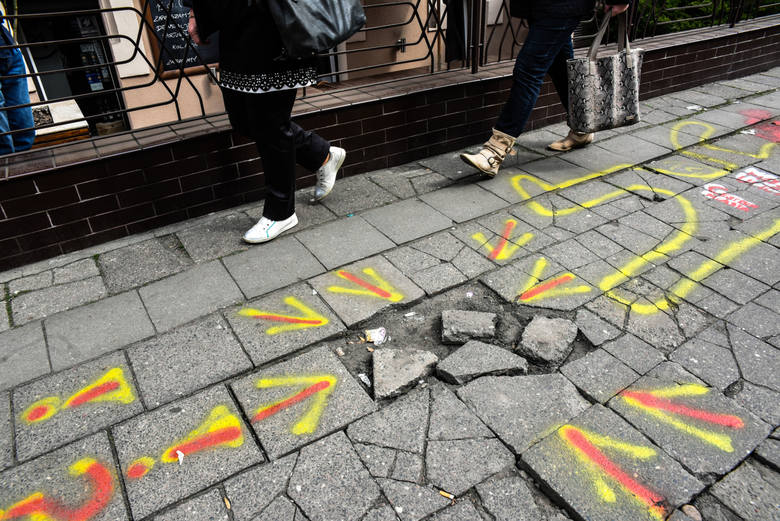 W ostatnim czasie na zniszczonych płytach chodnikowych przy ul. Cieszkowskiego w Bydgoszczy pojawiły się kolorowe strzałki i napisy, między innymi „Moja ulica”, „Centrum Miasta”.