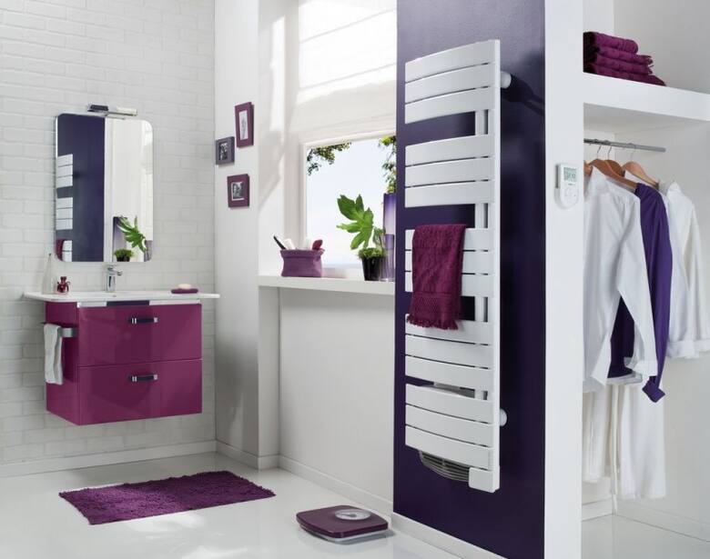 Współczesne grzejnik łazienkowe nie tylko ogrzewają pomieszczenie, ale również suszą wilgotne ręczniki i drobną garderobę. To bardzo praktyczne rozw