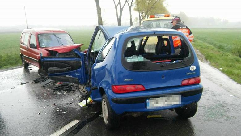 Wypadek na drodze Wrocław - Strzelin, czołowe zderzenie, dwie osoby ranne