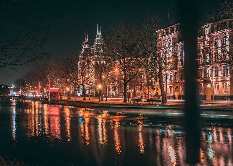 Ulice Amsterdamu nocą
