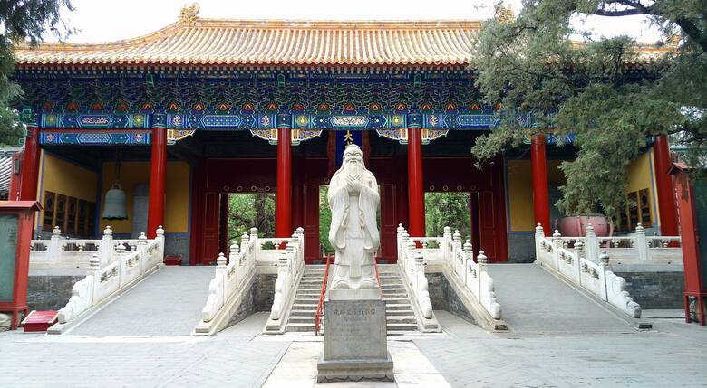 Pekin to miasto starożytne i nowoczesne zarazem. Jego główne atrakcje to zabytki: wspaniałe świątynie, pałace i ogrody. Na zdjęciu Świątynia Konfucjusza.
