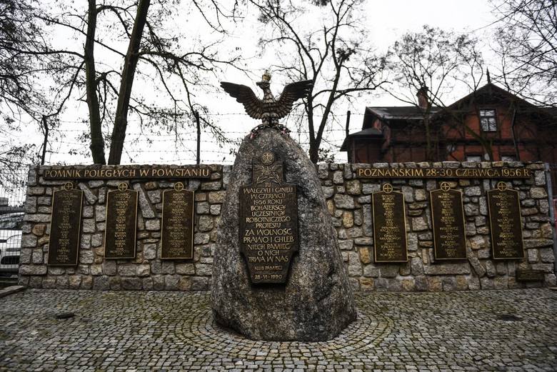 Na narożniku ulic Jana Kochanowskiego i J.H. Dąbrowskiego stoi Pomnik Poległych w Powstaniu Poznańskim. Składa się on z głazu narzutowego zwieńczonego rzeźbą orła, a wokół niego umieszczono tablice z nazwiskami poległych podczas walk w dniach 28-30 czerwca 1956 r.